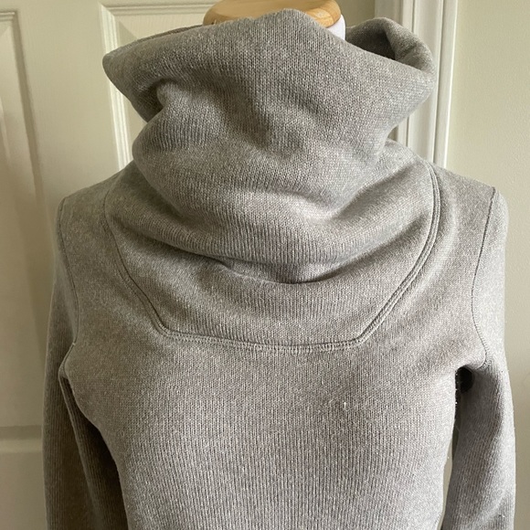 Cozy Arcteryx cowl neck sweatshirt - Picture 4 of 11